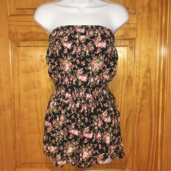 Rue21 Pants - Rue 21 Flowered Romper🌸🌺